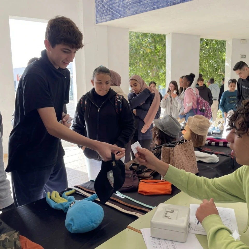 Alumnes d'FPB de serveis comercials fent pràctiques